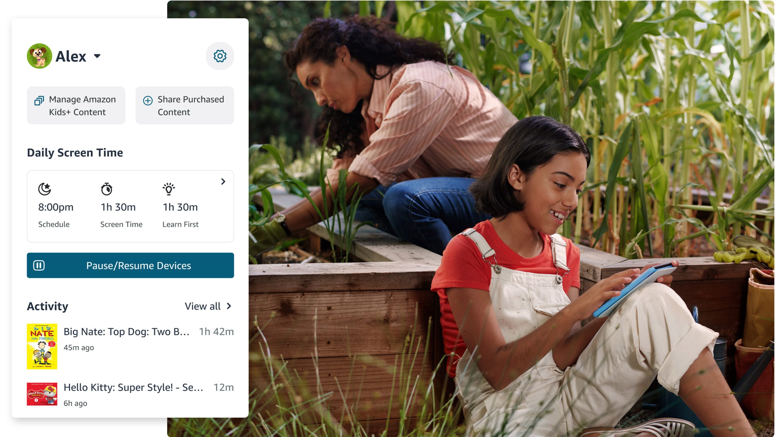 En un jardín, una madre cuida una planta mientras el niño lee un libro. Una instantánea del Panel de Control de Amazon muestra la cantidad de lectura del niño y los títulos de los libros.